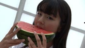 温暖的吃瓜少女,甜蜜与智慧的化身