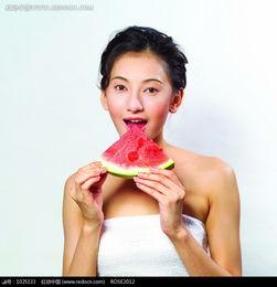 美女纳凉吃瓜图片,美女与瓜果共度清凉时光